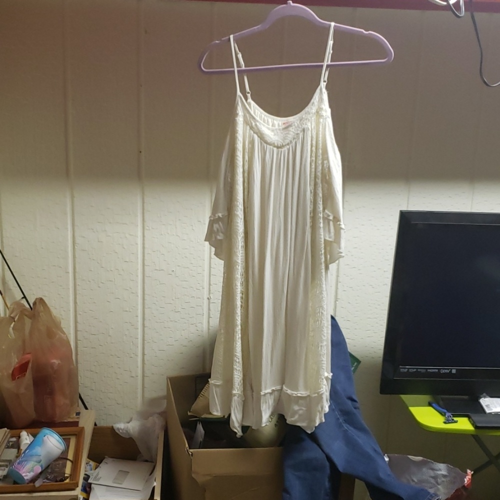 Dressy white whirt